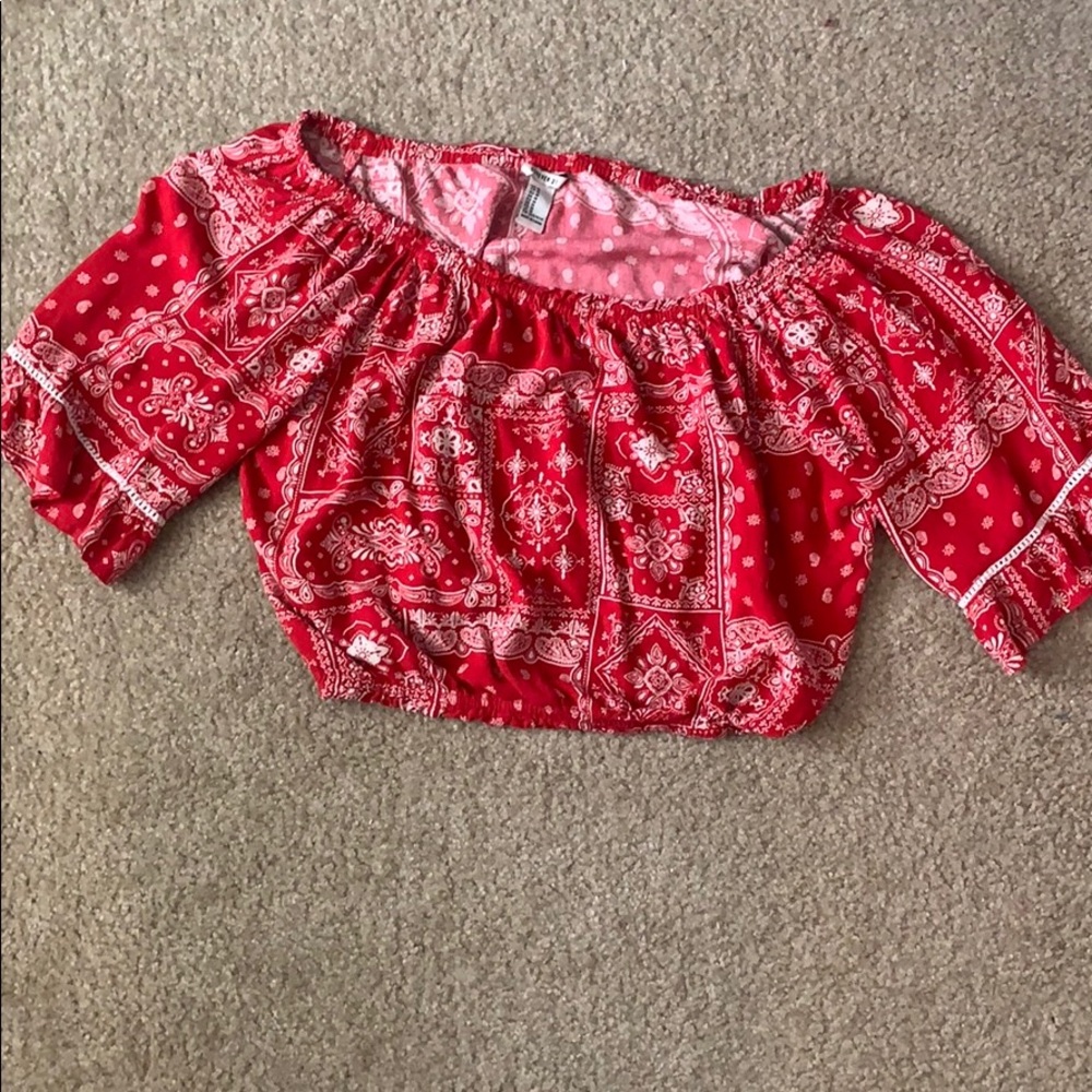 Red lose of the shoulder crop top